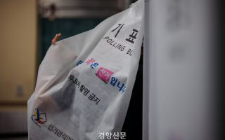 “대통령도 이렇게 하지 않았느냐”···투표용지 공개하려 한 40대, 투표소서 소란