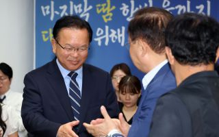 견고한 보수의 심장, 꿰뚫진 못했어도 균열은 냈다···졌지만 빛난 김부겸의 5번째 도전