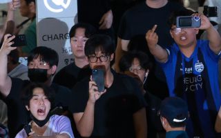 이번엔 ‘개껌’ 날아든 입국장···홍명보 축구 국가대표팀 전 감독 귀국길