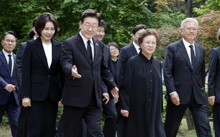이 대통령, 오늘 문재인 전 대통령과 오찬···저녁엔 민주당 원내대표단 만찬