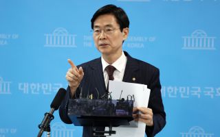 국힘 조경태, 노무현 전 대통령 묘역 참배…“국감장서 서거 장소 언급 정치인으로서 책임 느껴”