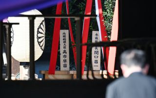 다카이치, 총리 자격으로 야스쿠니 ‘공물 봉납’…외교부 “유감”