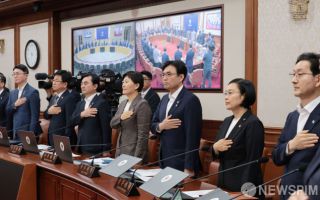 국기에 경례하는 한성숙 국무총리 후보자