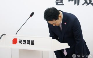 인사하는 장동혁 대표