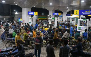 주유소에 몰린 오토바이 운전자들