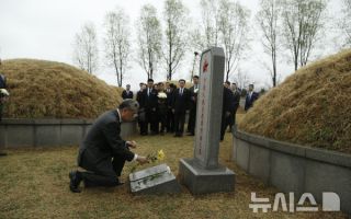 '방북' 中왕이, 중국군 묘역 참배…"헌신정신 계승"