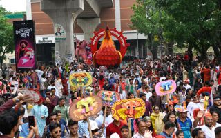 새해 축하 행진하는 방글라데시 사람들