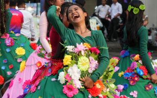 퍼레이드 중 활짝 웃는 캄보디아 무용수