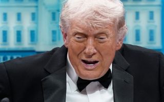 트럼프 "이란, 붕괴상태라 알려와…美 해협 개방 원해"