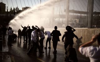 초정통파 유대인 시위대에 물대포 쏘는 경찰