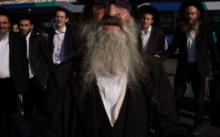 거리 막고 징집 반대 시위하는 초정통파 유대인들