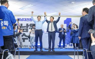 포즈 취하는 정청래-김경수