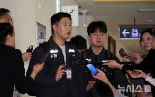 취재진 질문에 답하는 삼성전자 노조
