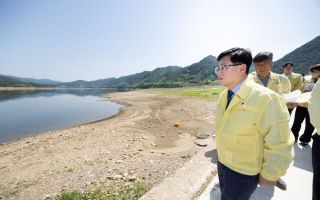 소양호 붕어 폐사 현장 점검하는 김성환 장관