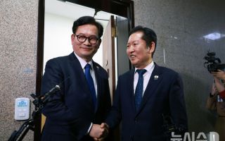 정청래 '지선 책임론 제기' 송영길과 포옹…"정치 지도자 역할 기대"