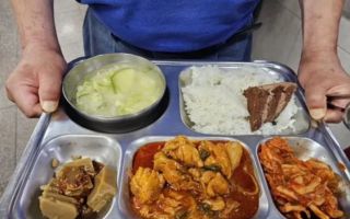 "밥 위에 케이크라니" vs "선행에 트집 잡나"…안나의 집 무료 급식