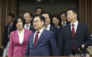 원내대책회의 참석하는 정점식 원내대표