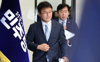 최고위 입장하는 한병도 민주당 대표 직무대행