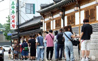 초복 '삼계탕 전문점 앞 대기 행렬'