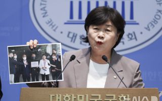 기자회견하는 서영교 국회 법사위원장
