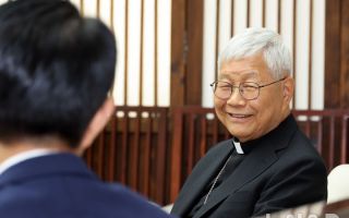 국회의장과 환담하는 유흥식 추기경