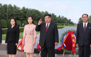 北 김정은, 광복절 맞아 딸 주애와 공연 관람