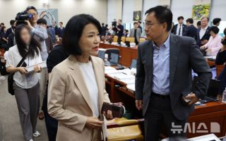 정회 후 송기헌 위원장에게 발언하며 이동하는 이진숙 국민의힘 의원