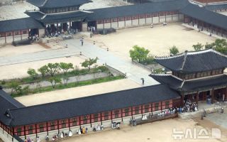 경복궁 처마밑에서 공습대비 민방위 훈련 참여하는 관광객들