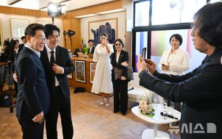 이 대통령과 배우 설경구 사진찍어주는 이창동 감독