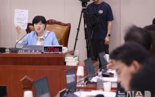 국힘에서 발급한 임명장 들어보이는 서영교 법사위원장