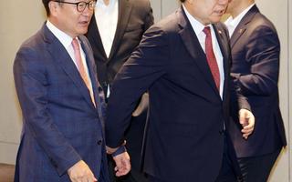 기념촬영 마치고 이동하는 정점식 원내대표-박상웅 경남도당위원장