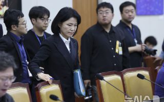 자리 앉는 이진숙 국민의힘 의원