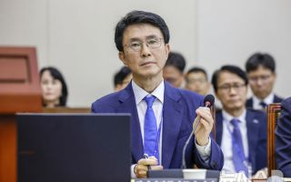 질문 듣는 박종원 한미전략투자공사 사장