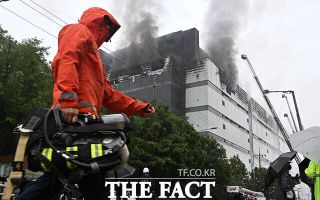 인천 쿠팡 물류센터 화재 사흘째…붕괴 위험에 대피령·휴교 잇따라