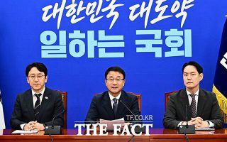 與 "국힘, 상임위 퇴장해놓고 본회의 필버…적반하장"
