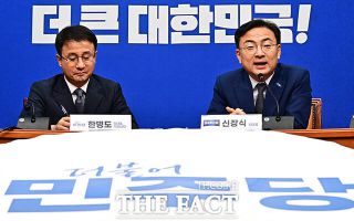 與 전대 숨죽여 지켜보는 조국혁신당…"누가 돼도 고민" 왜?