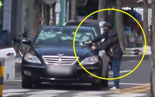 “아내가 다른 남성과 차에”…앞유리 쾅쾅 부순 50대