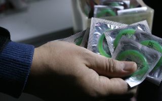 콘돔값도 30% 뛴다고? 이란전쟁에 공급차질로 폭등 우려