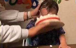 생일 케이크에 아기 얼굴 ‘푹’…아동학대 신고 쏟아졌다