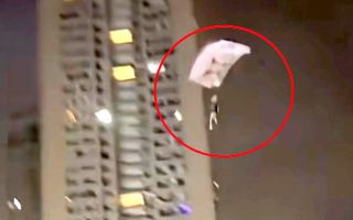 조회수에 눈 멀어…아파트 옥상서 낙하산 타고 뛰어내렸다