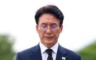 김경수와 盧 묘역 찾은 김민석 “오판과 부족 사과…크게 죄송”