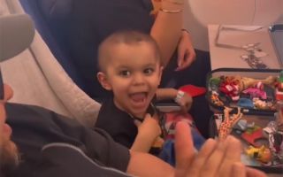 "네가 자랑스러워"…'암 완치' 2살 승객 위한 기내방송 '뭉클'