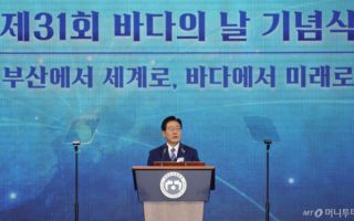이틀째 부산·경남 누빈 李대통령…野 "선거개입"에 與 "발목잡기"