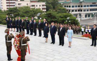 방북 이틀째 시진핑, 김정은과 참배한 '북중우의탑' 어떤 곳