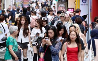 "한국서 돈 더 쓰다 가자" 출국도 미룬다...고환율에 관광객 '방긋'