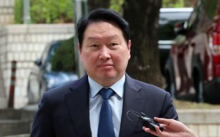 최태원 회장 '9440억' 어떻게 마련하나...SK실트론 매각 딜레마