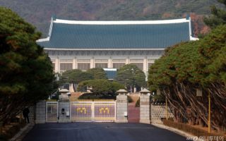 靑 "개헌은 국회 논의가 바람직…4년 중임 대통령제 수용성 가장 높다 생각"