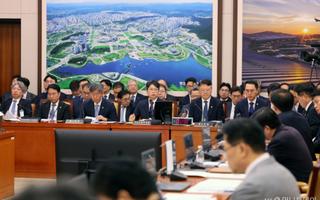 국토위, 종감서 '집값·공급 목표' 공방…李대통령 골프 의혹에 고성도