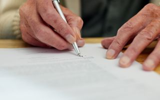 “전처 자식들 뒤집어졌다”…폐암 말기 61세 부호, 33세 아내에 660억 상속