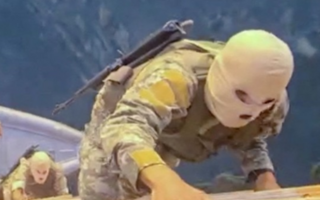 ‘복면 쓰고 사다리 성큼성큼’ 전쟁 이후 처음 공개된 호르무즈 나포 영상…이란의 ‘맞불 전략’